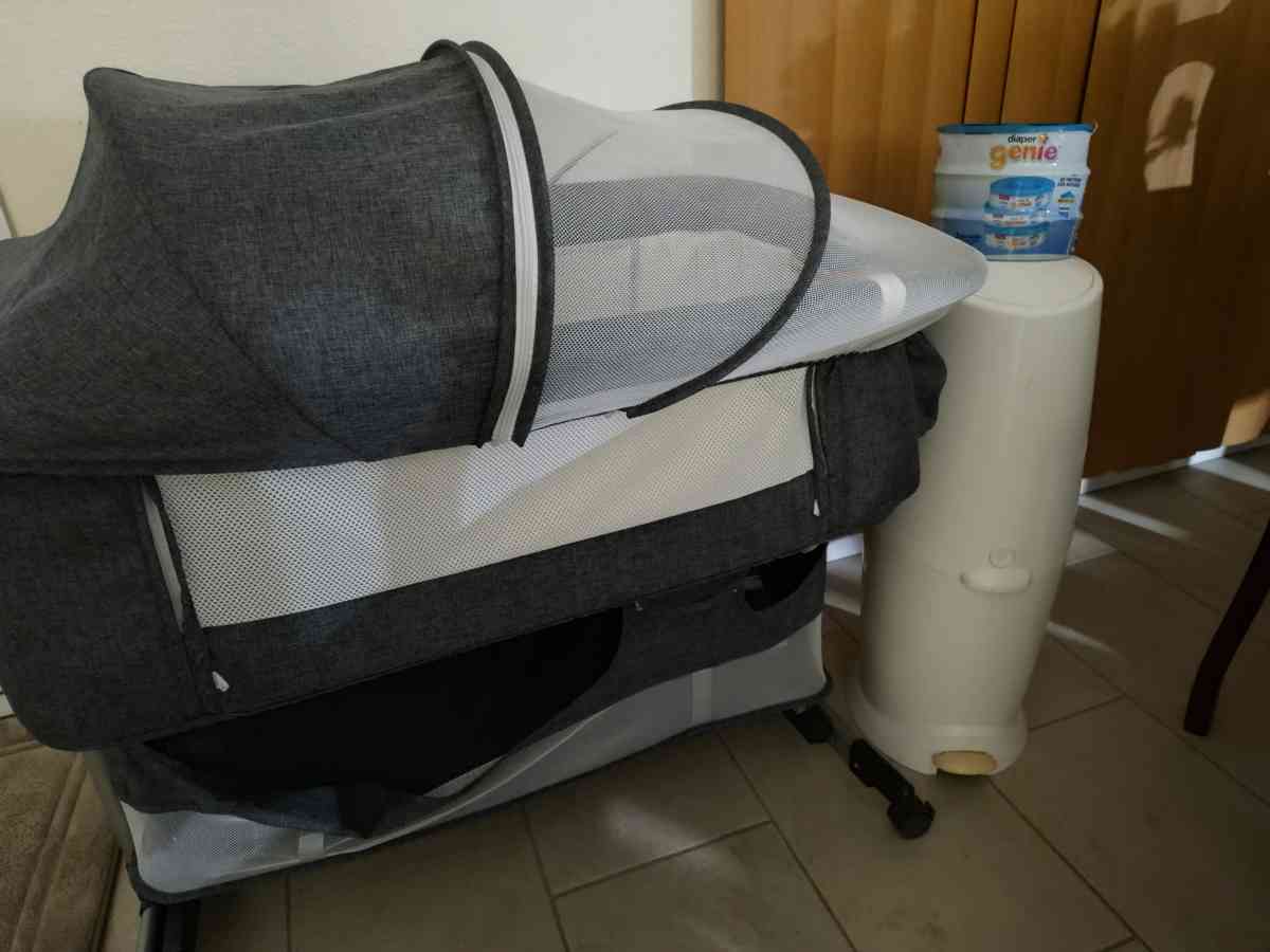 Nice bed newborn with garbage containers - Altamonte Springs, Florida
