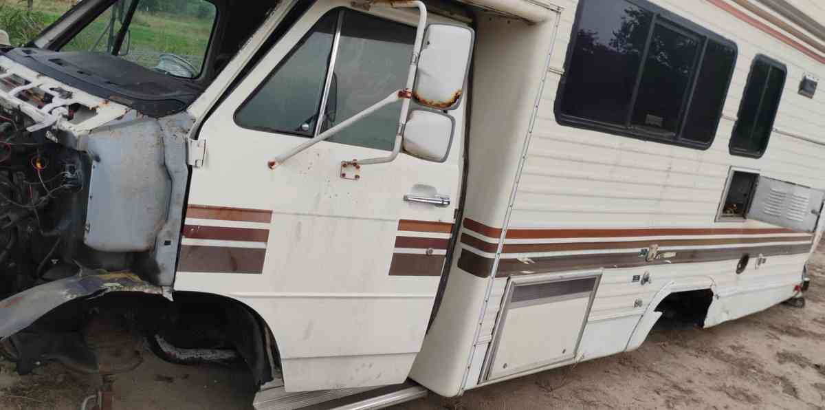 scrap Chevy camper van - La Vernia, Texas - FleaMarketBay