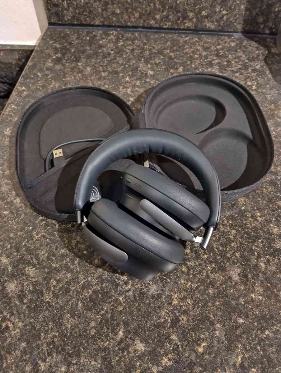 Bose Foldable Headphones - Austin, Texas - FleaMarketBay