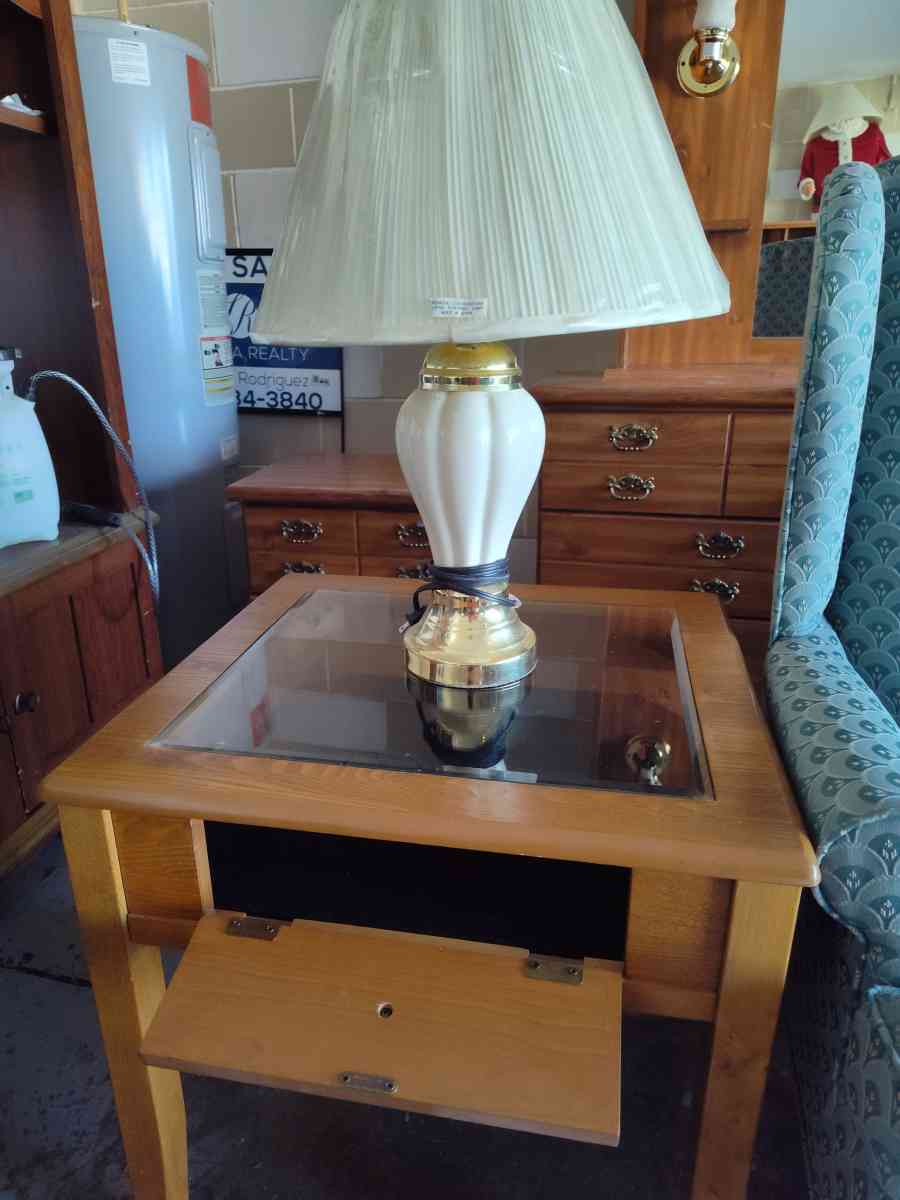 Nice chair with free table and lamp - Altamonte Springs, Florida - FleaMarketBay