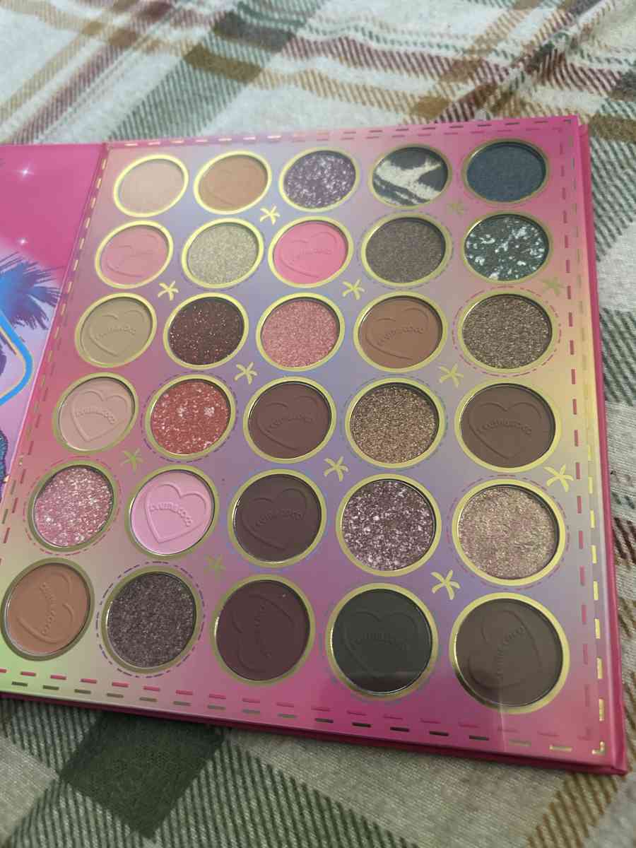 make up eyeshadow palette - Indianapolis, Indiana - FleaMarketBay