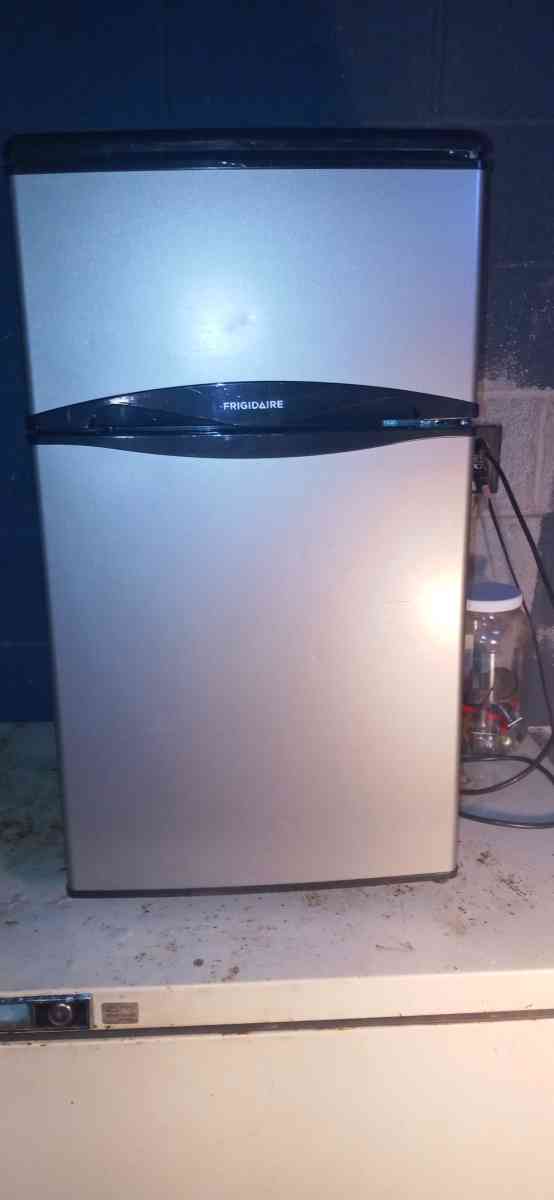 Frigidaire mini fridge with top freezer - Huntsville, Alabama - FleaMarketBay