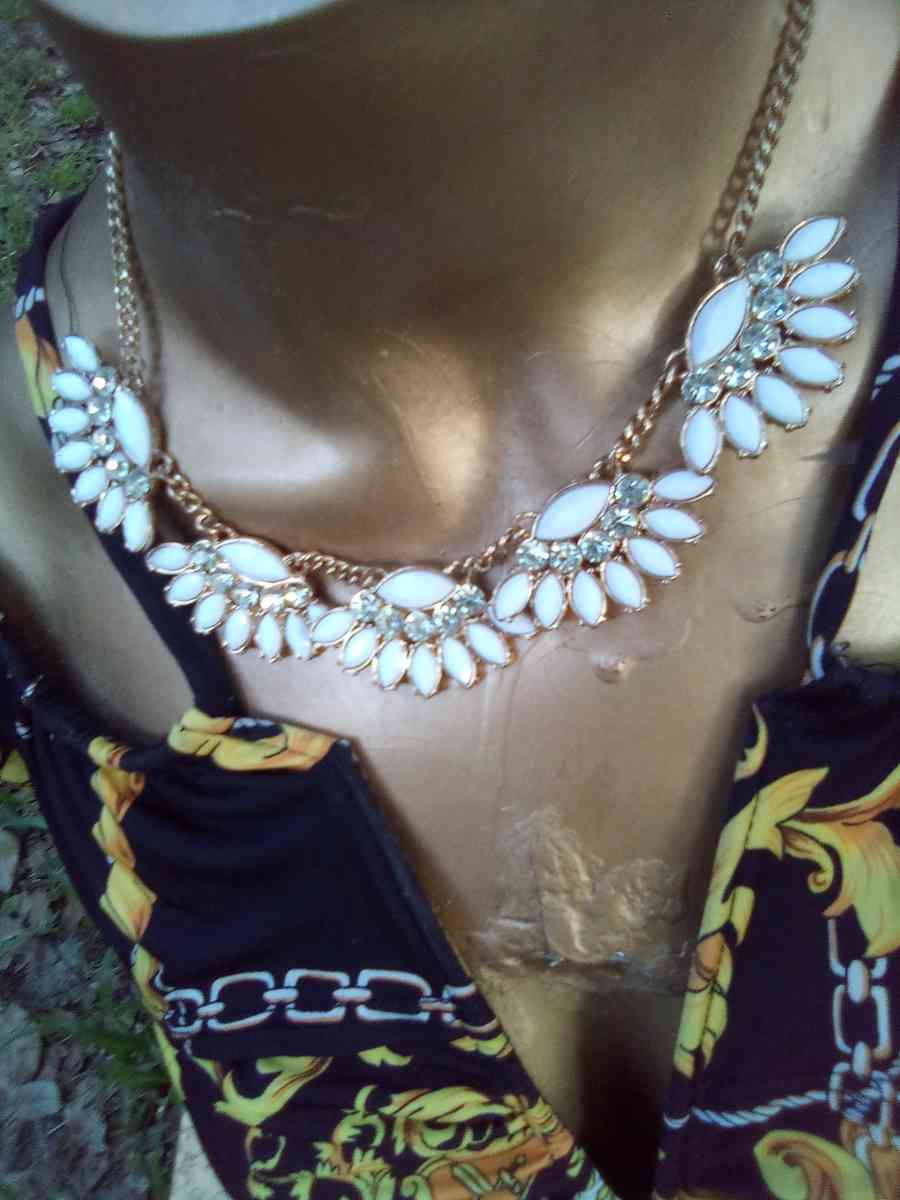 dangling White stoned gold necklace - Jacksonville, Florida