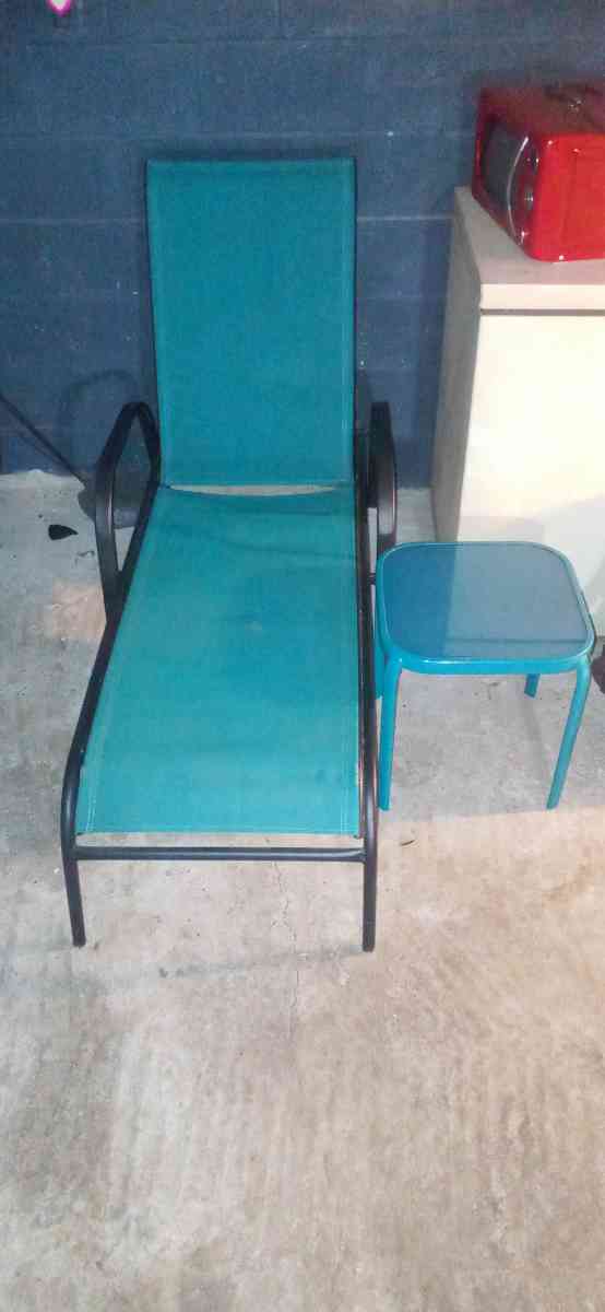 foldable layback outdoor lawn chair and matching table - Huntsville, Alabama - FleaMarketBay