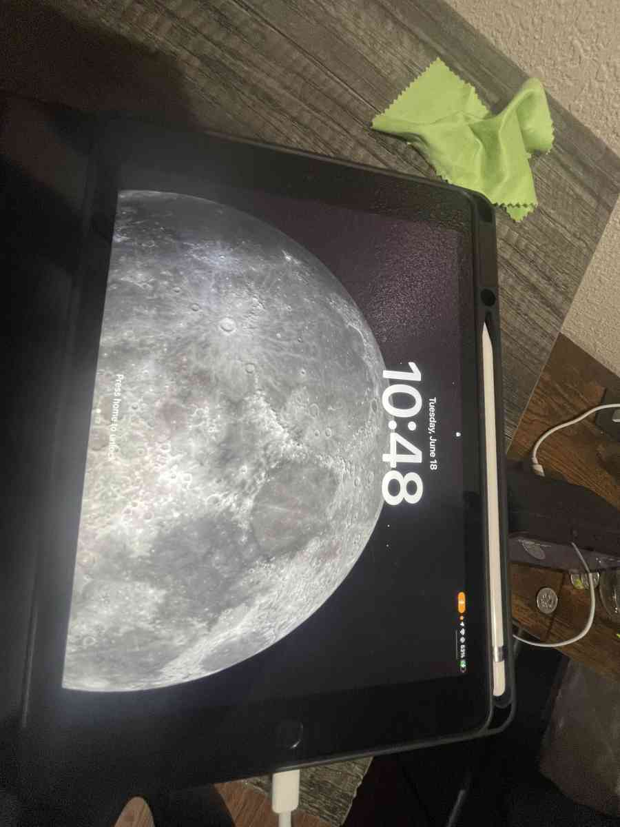 iPad 7th gen with Apple Pencil included - North Hills, California - FleaMarketBay