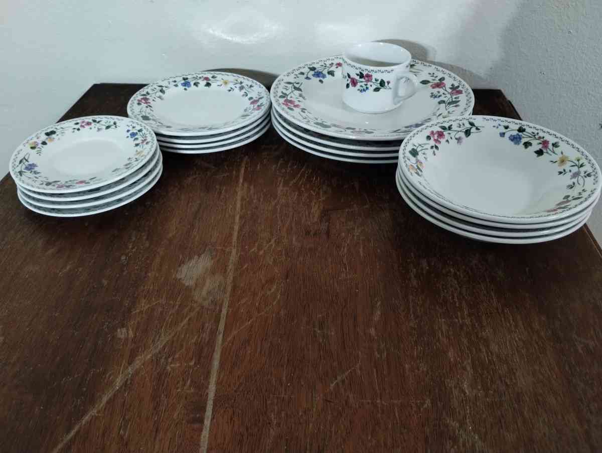 Farberware Stoneware English Garden 225 - Long Beach, California - FleaMarketBay