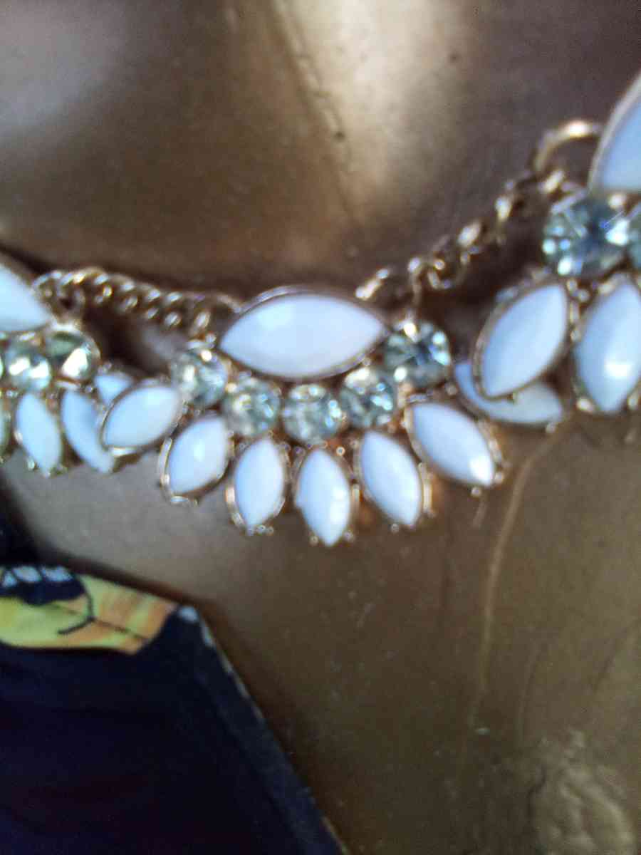 dangling White stoned gold necklace - Jacksonville, Florida - FleaMarketBay