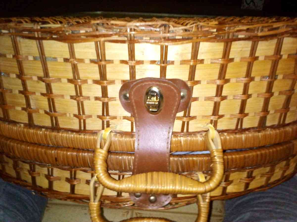 vintage wicker picnic basket used 2 times service for 4 - Alicia, Arkansas - FleaMarketBay