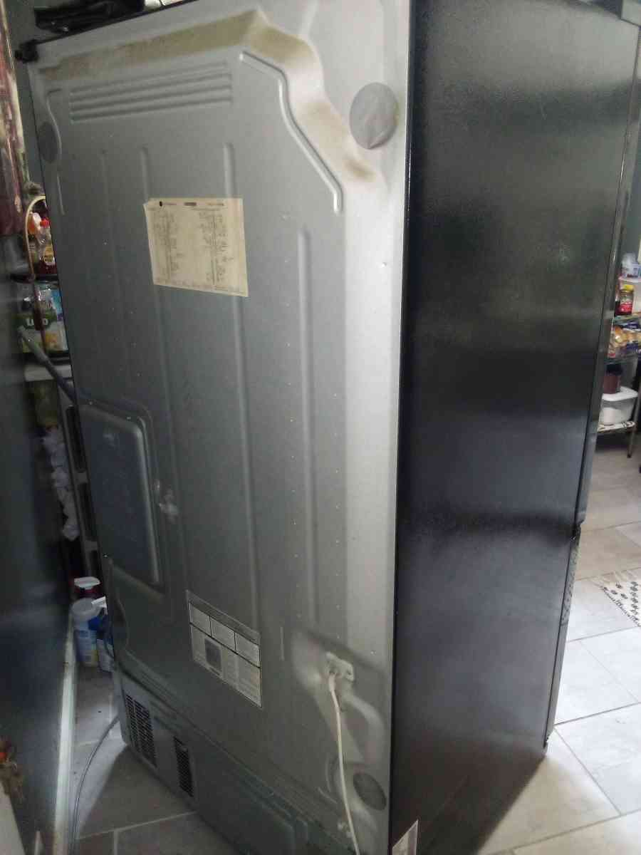 used and half working LG refrigerator - Chicago, Illinois - FleaMarketBay