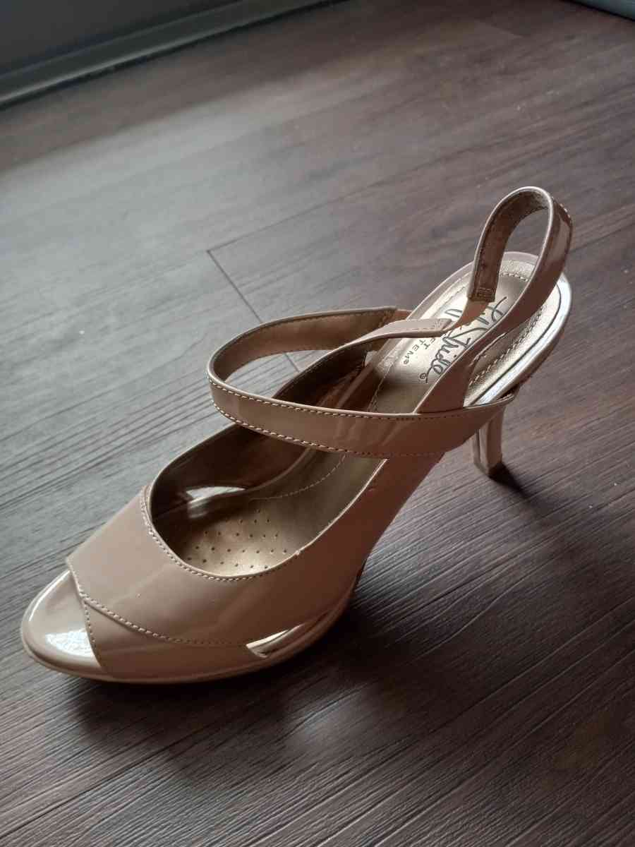 Life Stride Beige Heels - Morrisville, North Carolina
