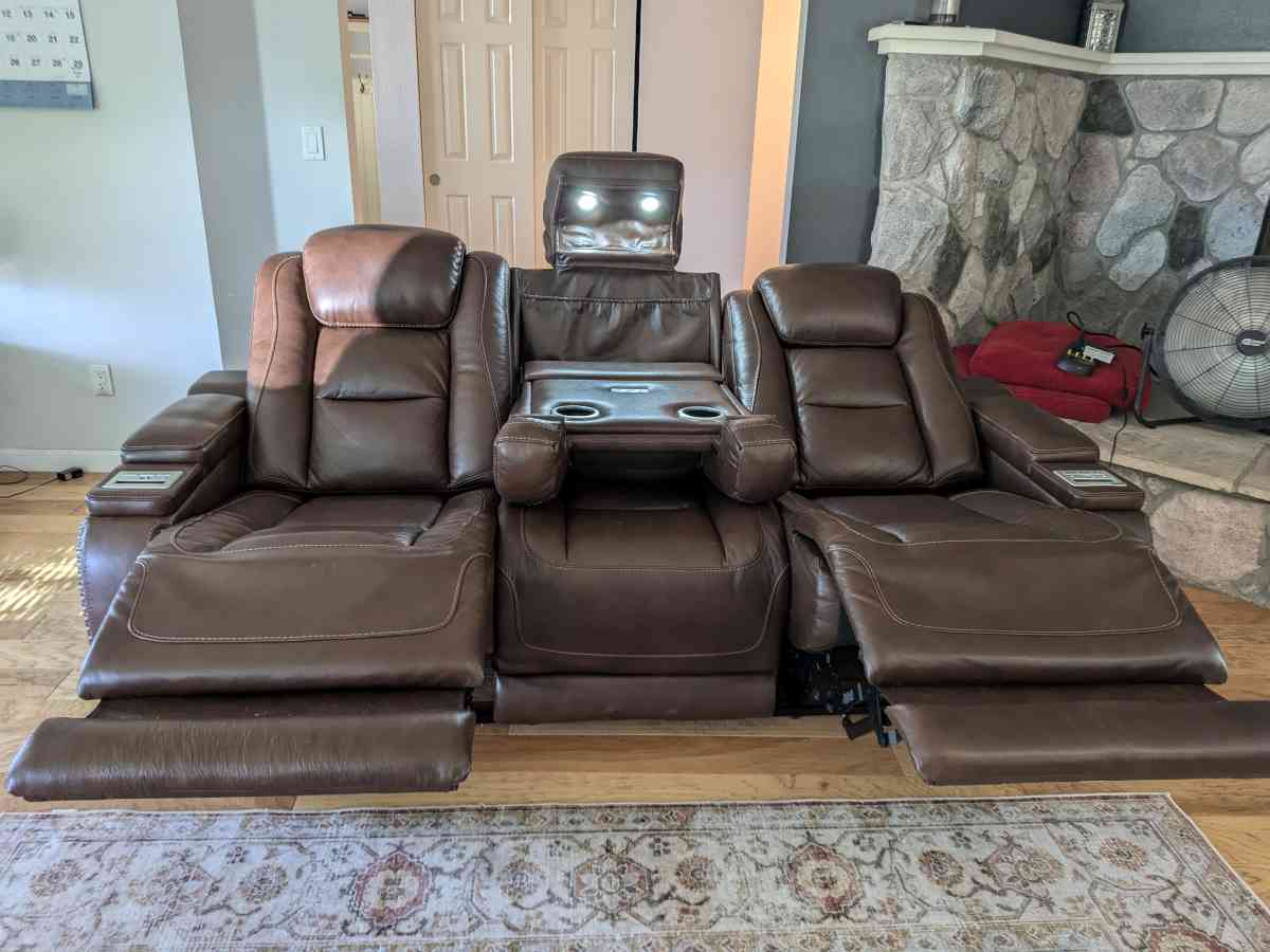 Like new Leather Couch - Gardnerville, Nevada - FleaMarketBay