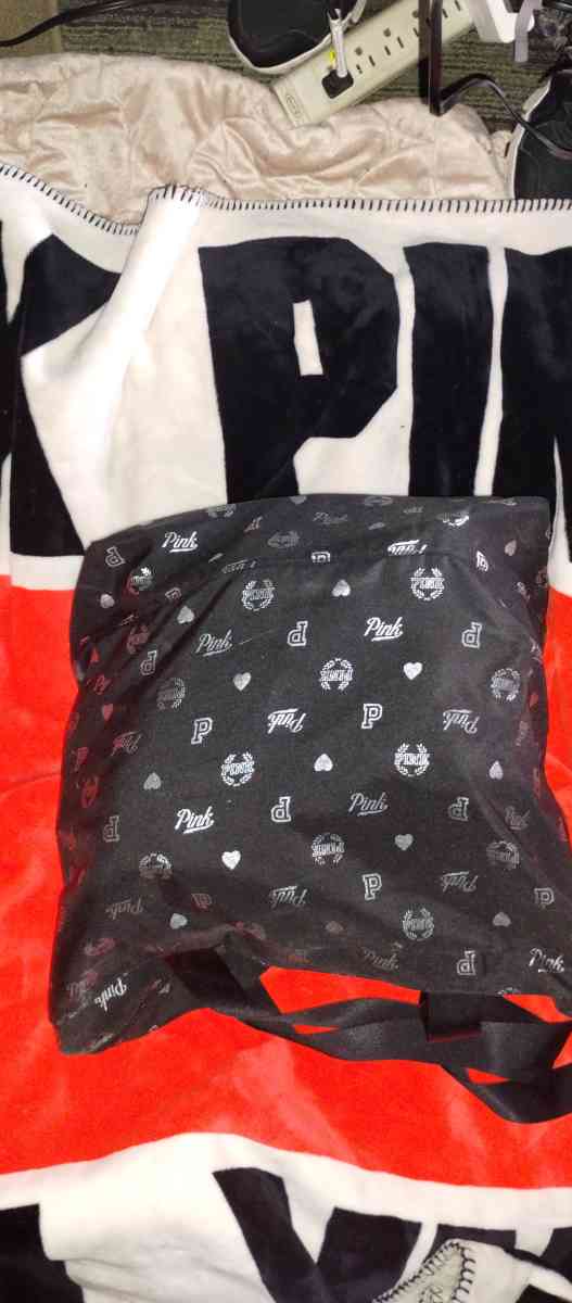 Pink by Victoria Secret overnight bag - Platte City, Missouri - FleaMarketBay