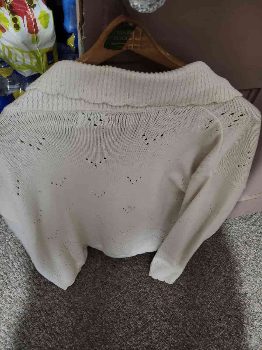 womens Van heusen m size white sweater - Eldorado, Illinois - FleaMarketBay