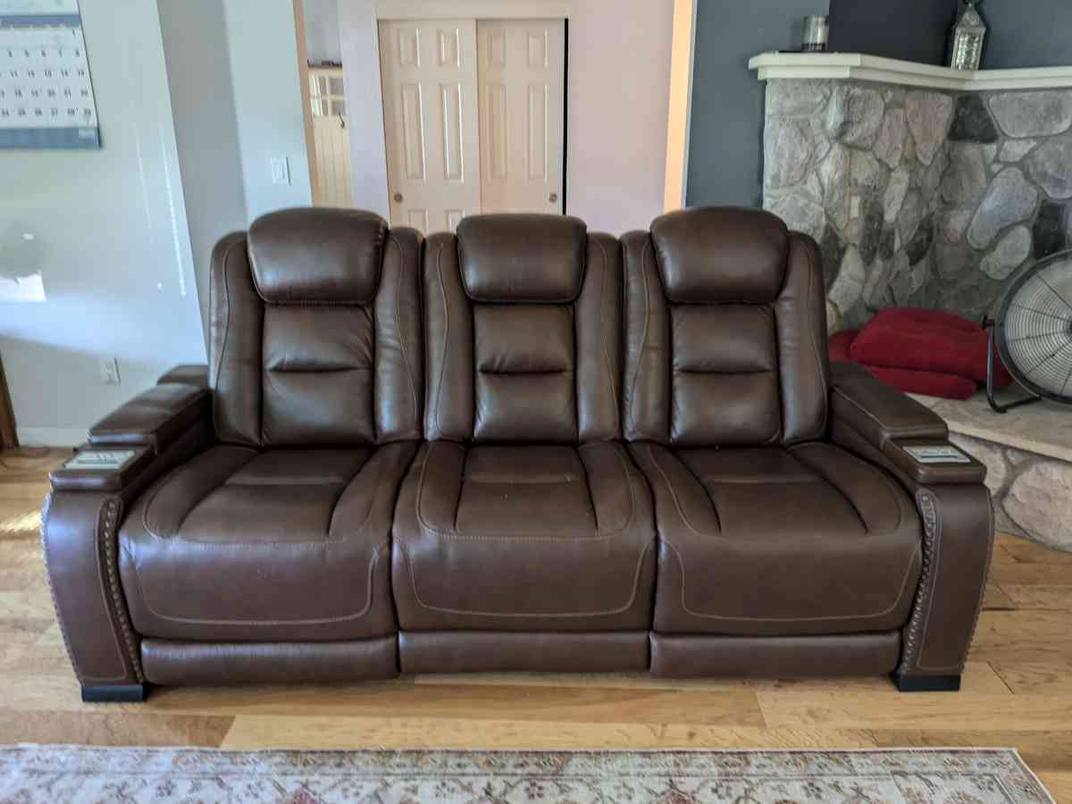 Like new Leather Couch - Gardnerville, Nevada - FleaMarketBay