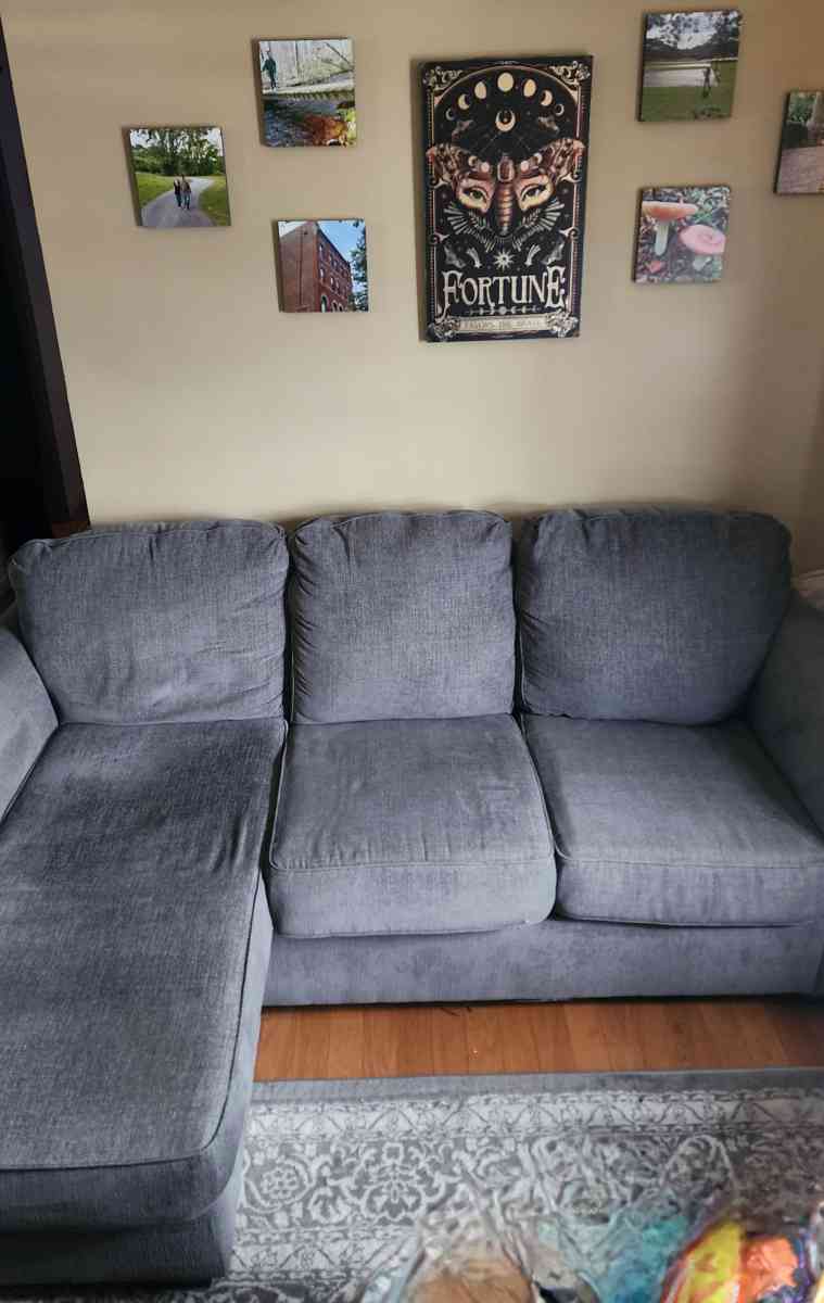 Like new grey couch - Fall River, Massachusetts - FleaMarketBay