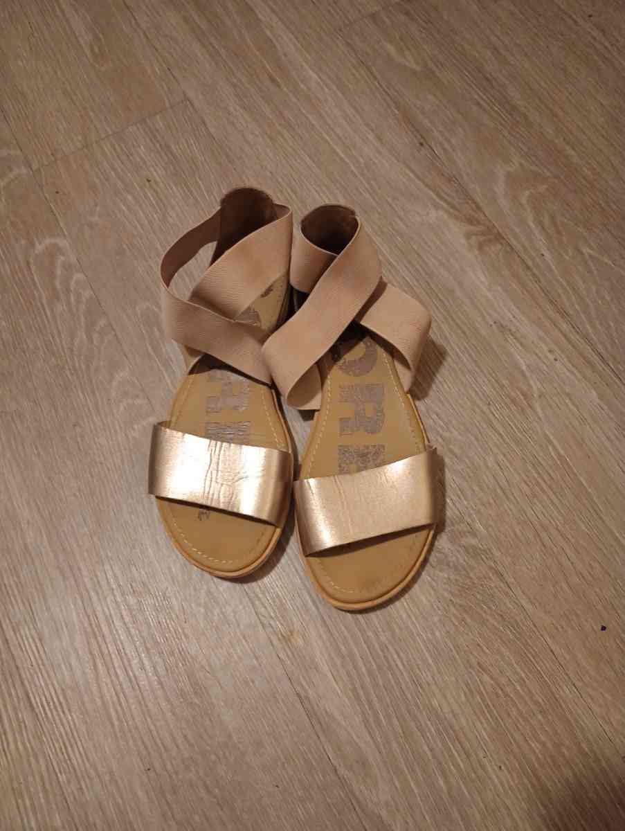 womans size 8 Sorel sandals - Akron, Ohio