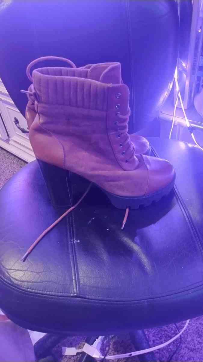 woman fashion boots  8 and half to 9 - Jacksonville, Florida - FleaMarketBay