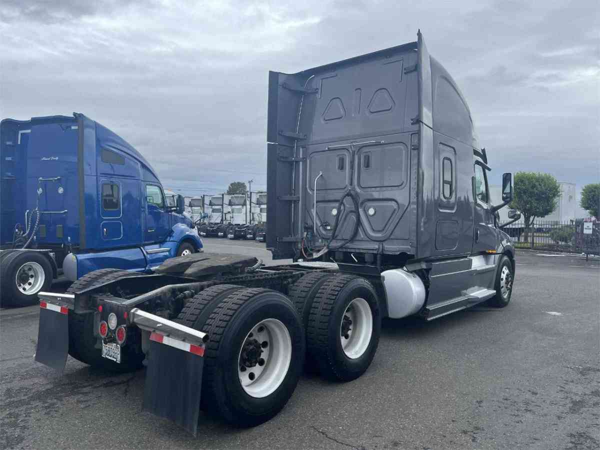 Neatly used 2017 Freightliner Cascadia Truck - Los Angeles, California - FleaMarketBay