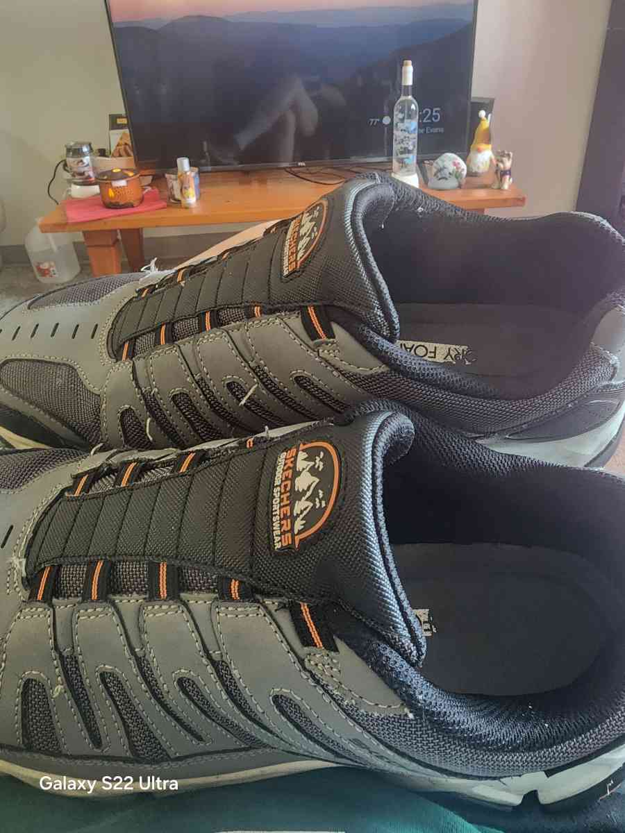 mens Sketchers outdoor sportswear tennis shoes - Columbus, Wisconsin - FleaMarketBay