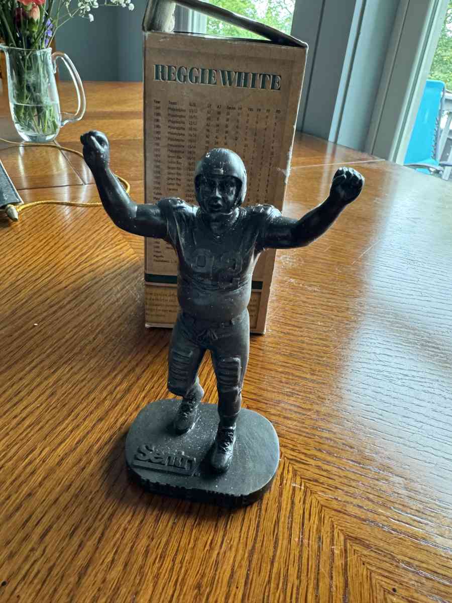 REGGIE WHITE STATUE - Hibbing, Minnesota