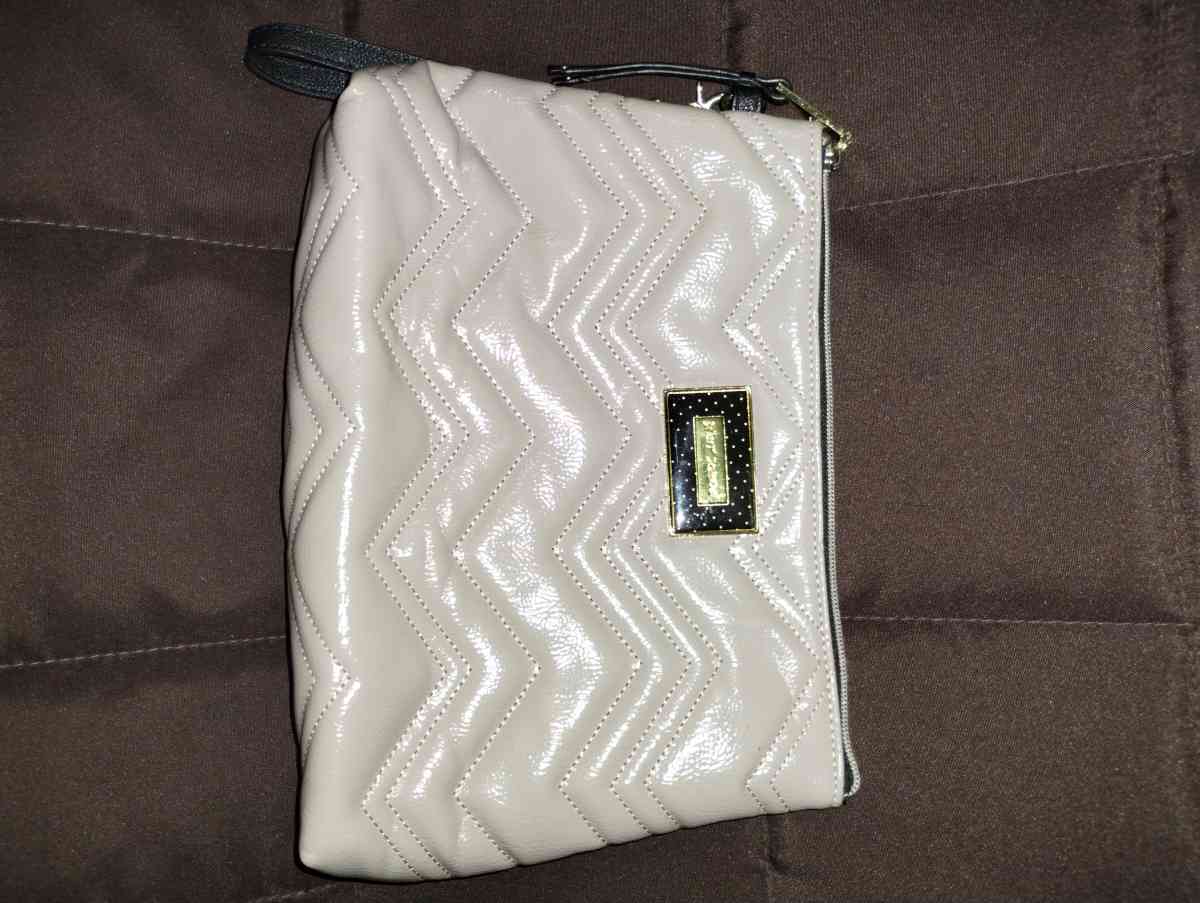 Bestsy Johnson wristlet - Platte City, Missouri - FleaMarketBay