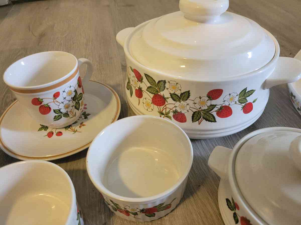 Vintage perfect condition Sheffield 11 pc Strawberries n cre - Cleveland, Ohio - FleaMarketBay
