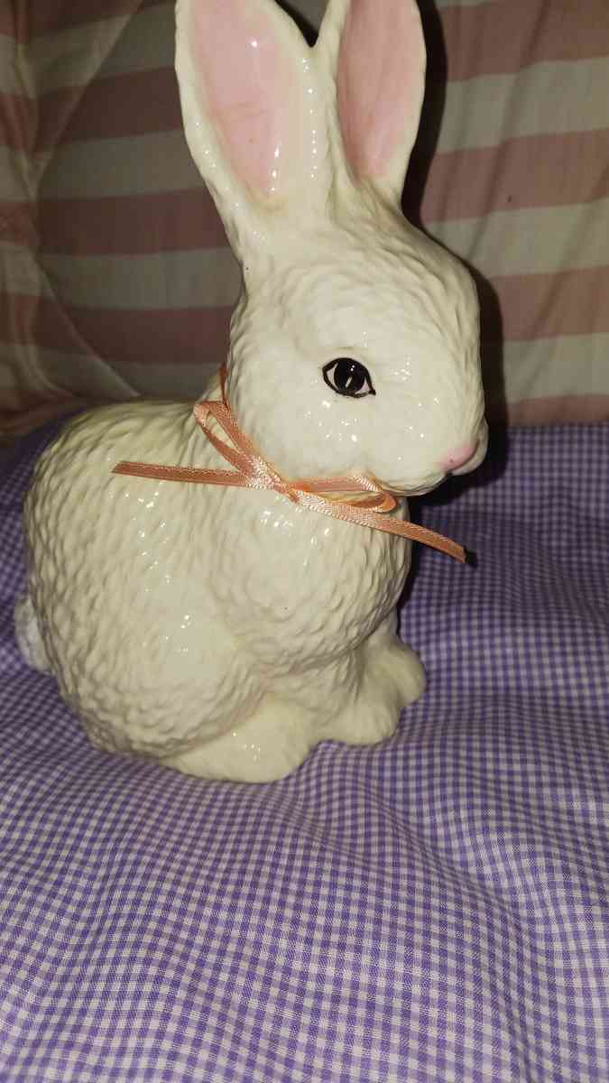 ceramic white rabbit made at va home in marshalltown iowa by - Des Moines, Iowa - FleaMarketBay
