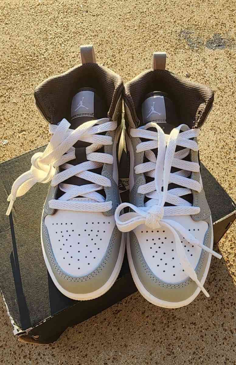 NIKE AIR JORDAN 1 Mid 640734078 White Smoke Grey Sneakers  K - Saint Louis, Missouri - FleaMarketBay