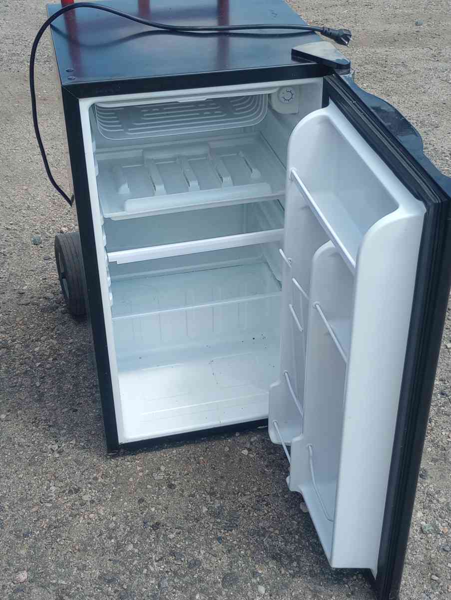 igloo refrigerator with the freezer black - Commerce City, Colorado - FleaMarketBay