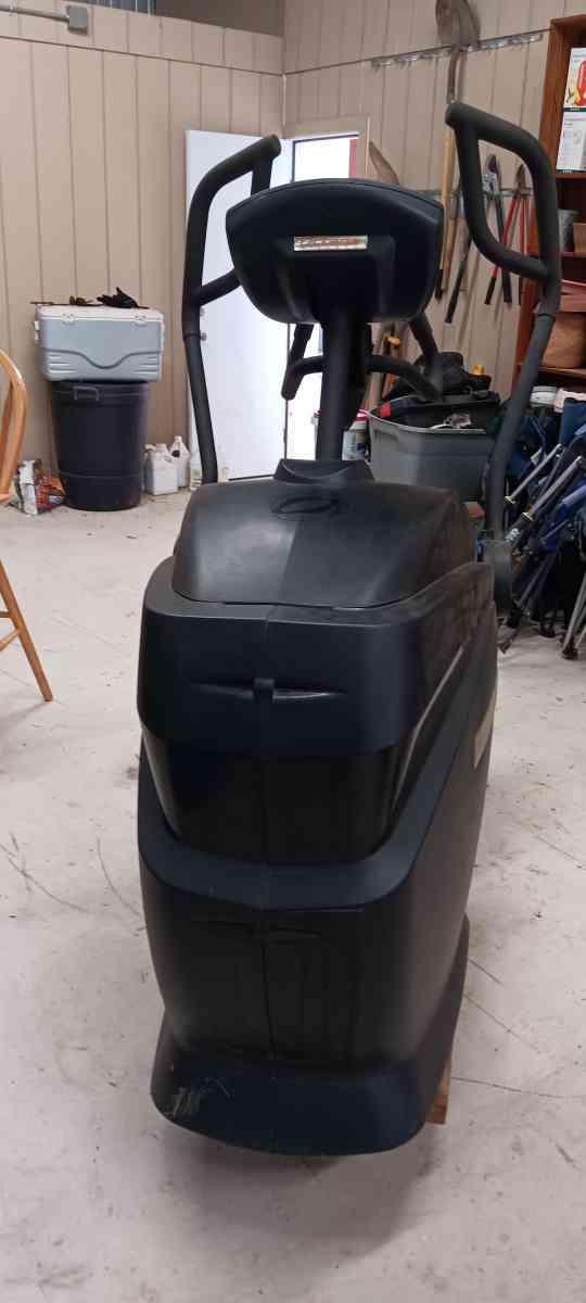 q35 octane fitness treadmill - Paige, Texas - FleaMarketBay