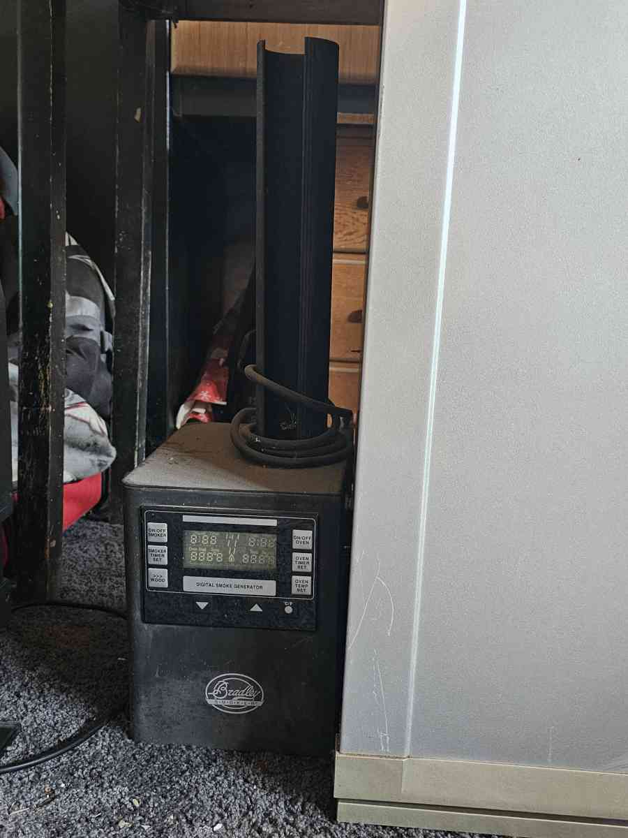 Bradley Smoker - Hollister, California - FleaMarketBay