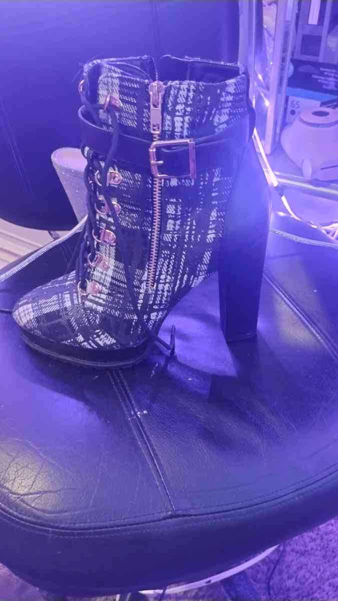 woman fashion boots  8 and half to 9 - Jacksonville, Florida - FleaMarketBay