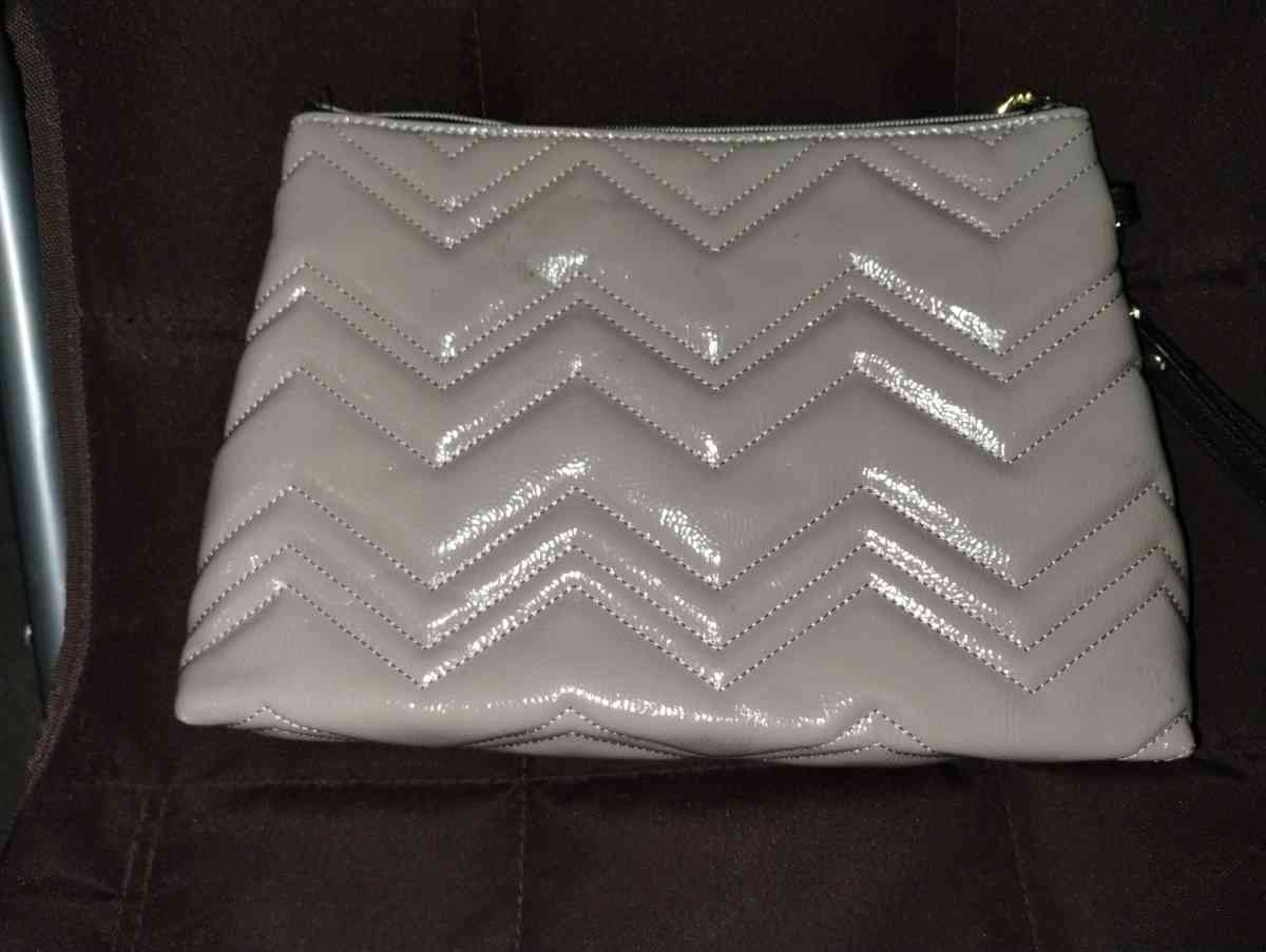 Bestsy Johnson wristlet - Platte City, Missouri - FleaMarketBay