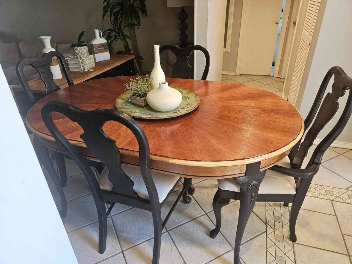 Dining Table and 4 Chairs - Clearwater, Florida - FleaMarketBay