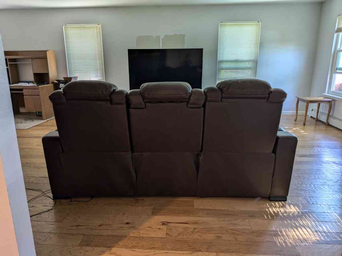 Like new Leather Couch - Gardnerville, Nevada - FleaMarketBay