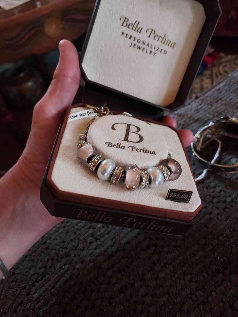 Bella perlina one size fits all c h arm bracelet - Albuquerque, New Mexico - FleaMarketBay