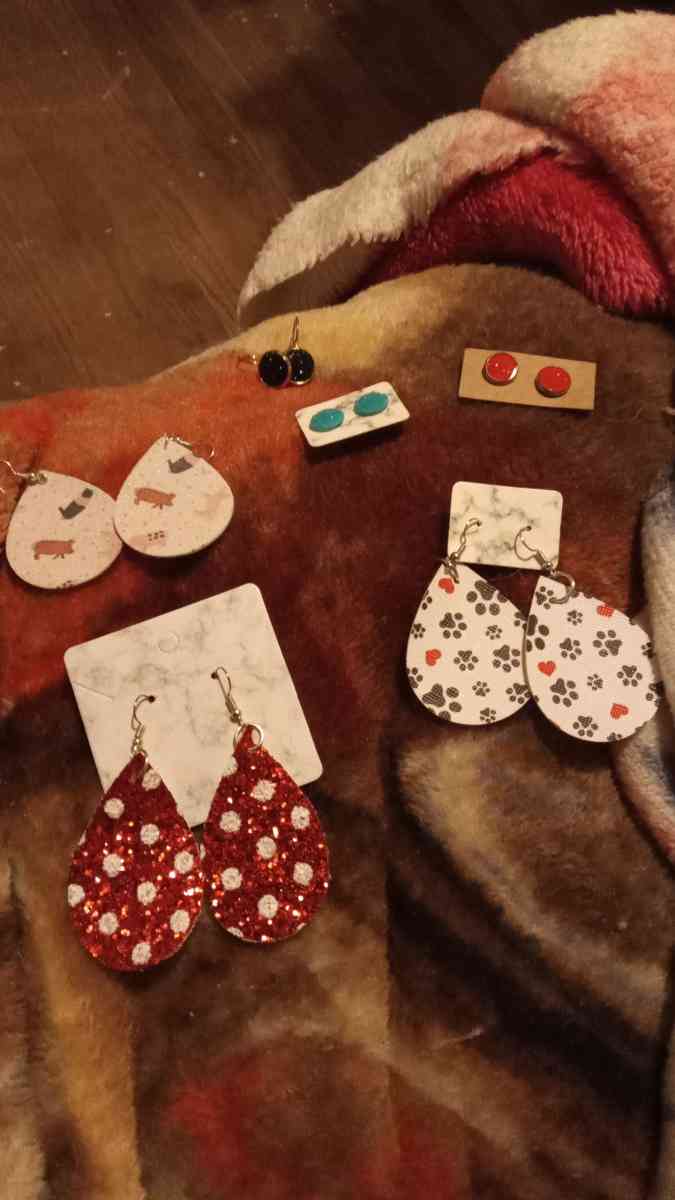 earrings - Achilles, Virginia