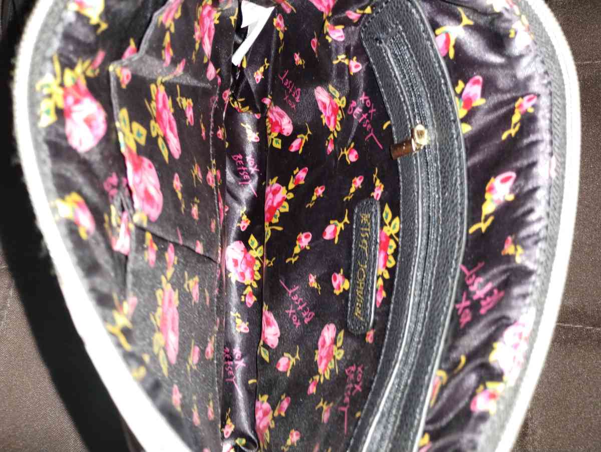 Bestsy Johnson wristlet - Platte City, Missouri - FleaMarketBay