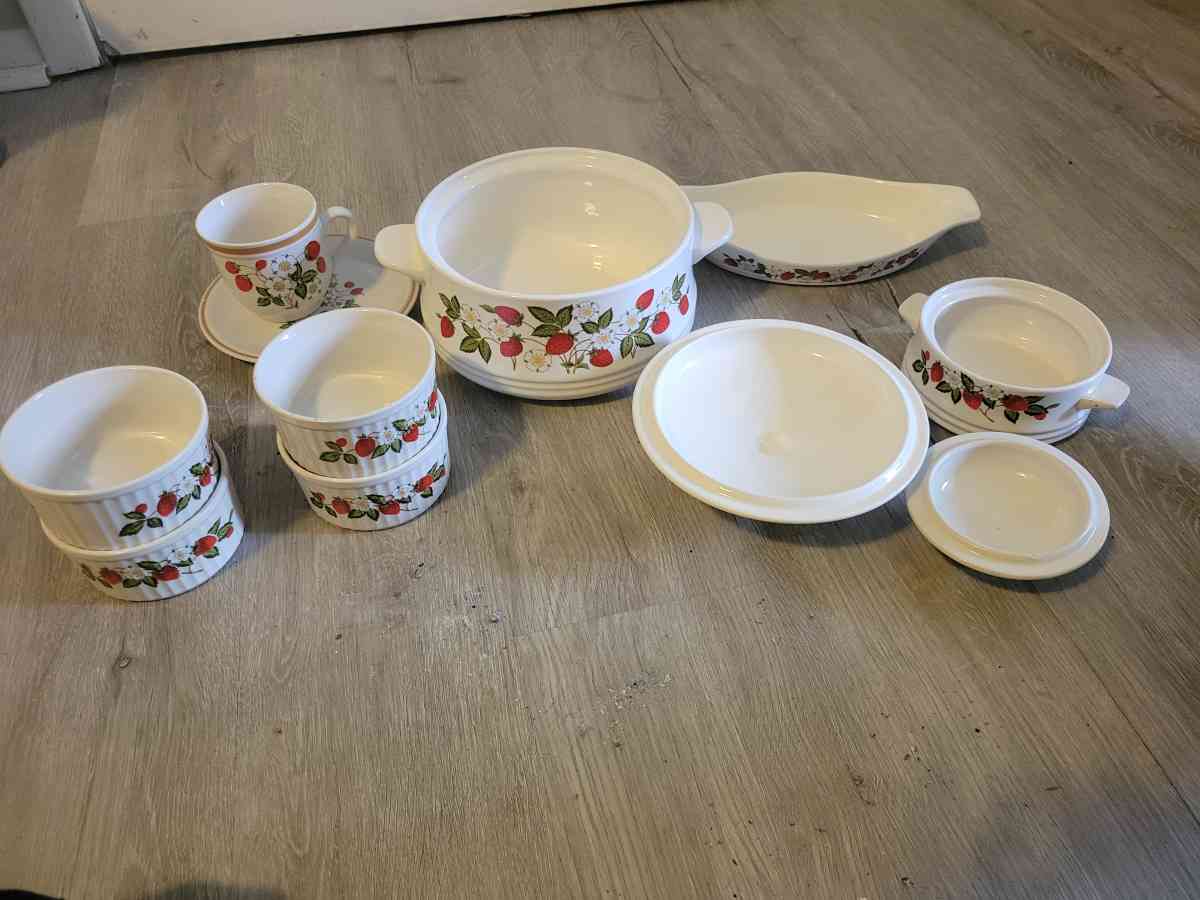 Vintage perfect condition Sheffield 11 pc Strawberries n cre - Cleveland, Ohio - FleaMarketBay