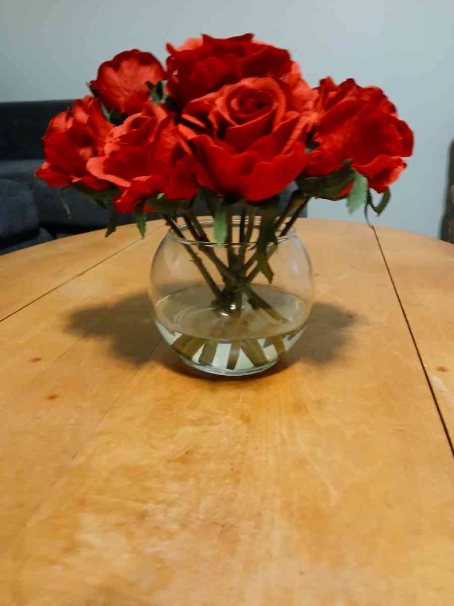 red roses in glass vase - Hamilton, Ohio - FleaMarketBay