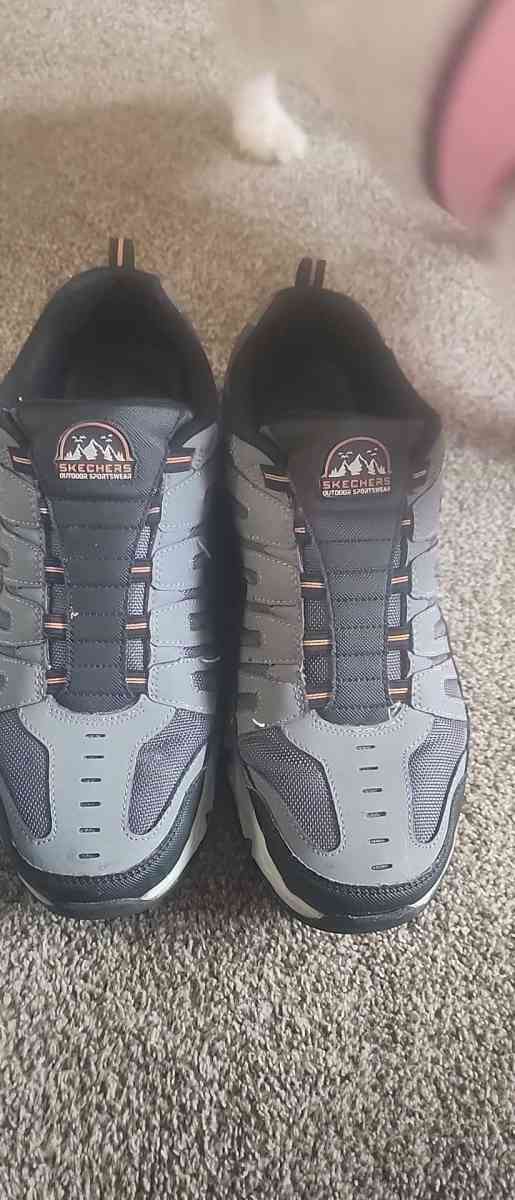 mens Sketchers outdoor sportswear tennis shoes - Columbus, Wisconsin - FleaMarketBay