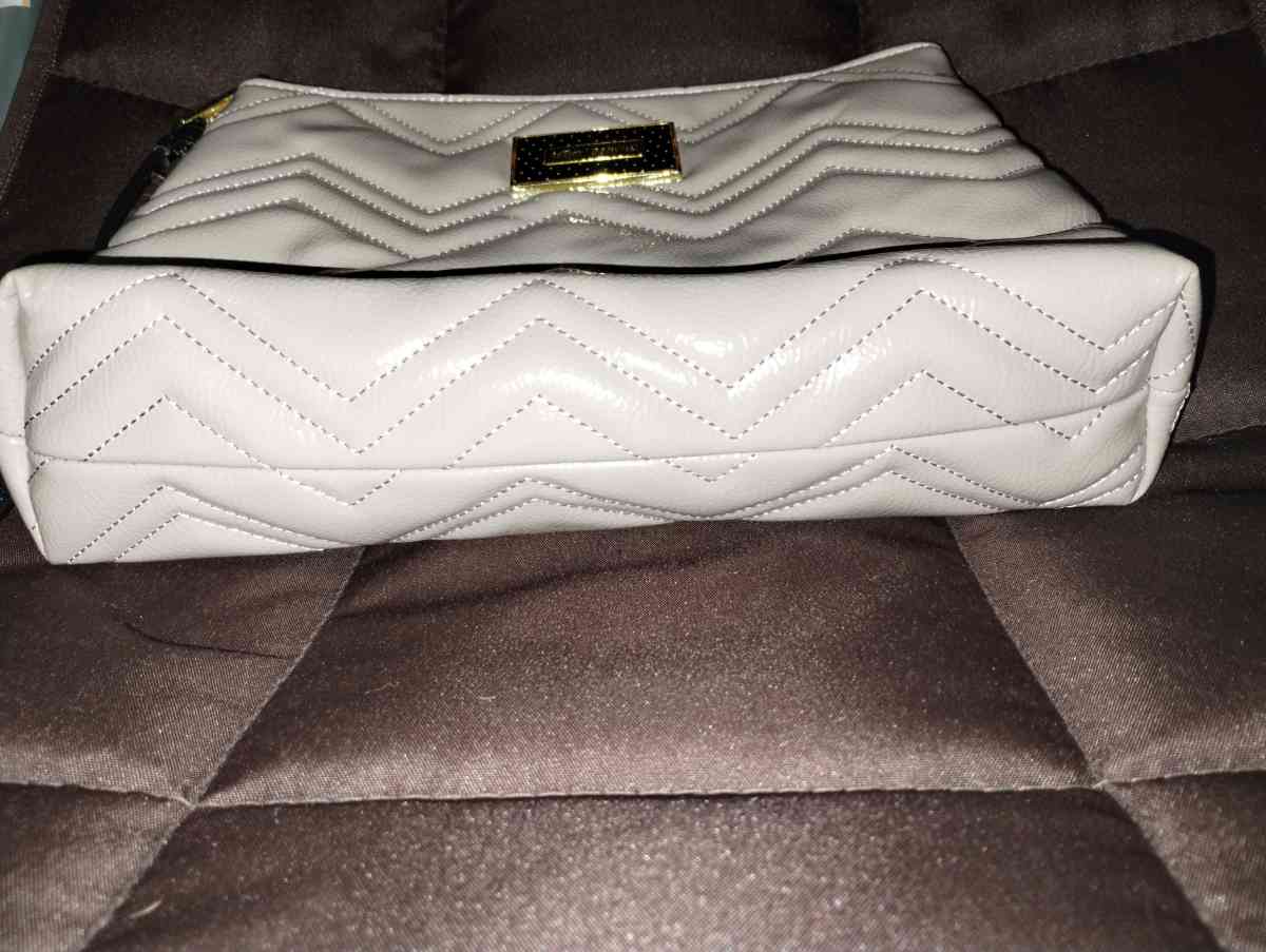 Bestsy Johnson wristlet - Platte City, Missouri - FleaMarketBay