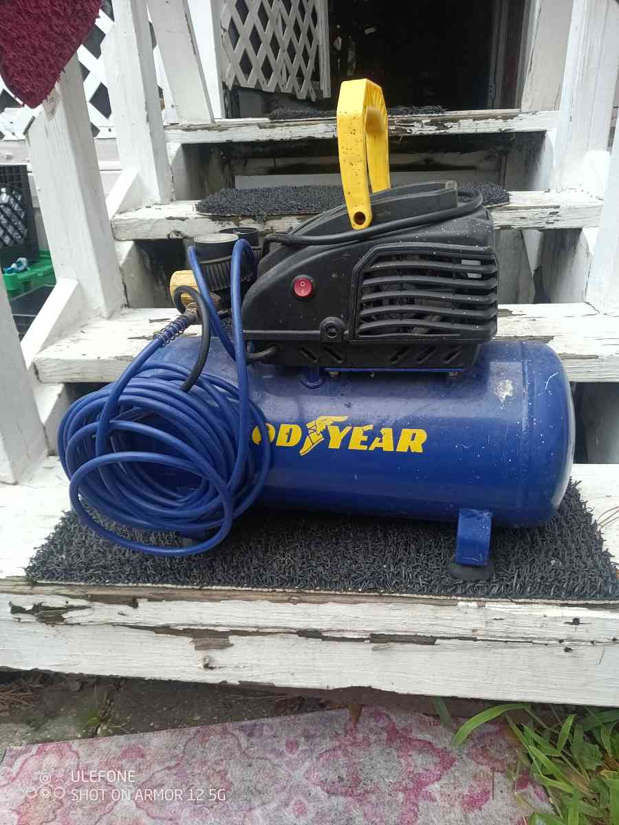 Goodyear 3 Gallon Horizontal Air Compressor 135 Max Psi  TAW - Lafayette, Louisiana