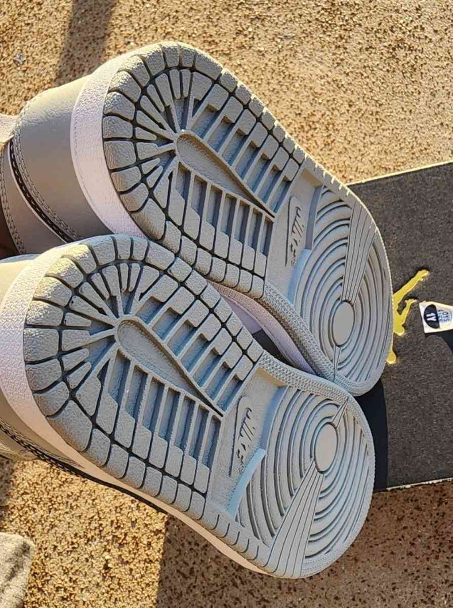 NIKE AIR JORDAN 1 Mid 640734078 White Smoke Grey Sneakers  K - Saint Louis, Missouri - FleaMarketBay