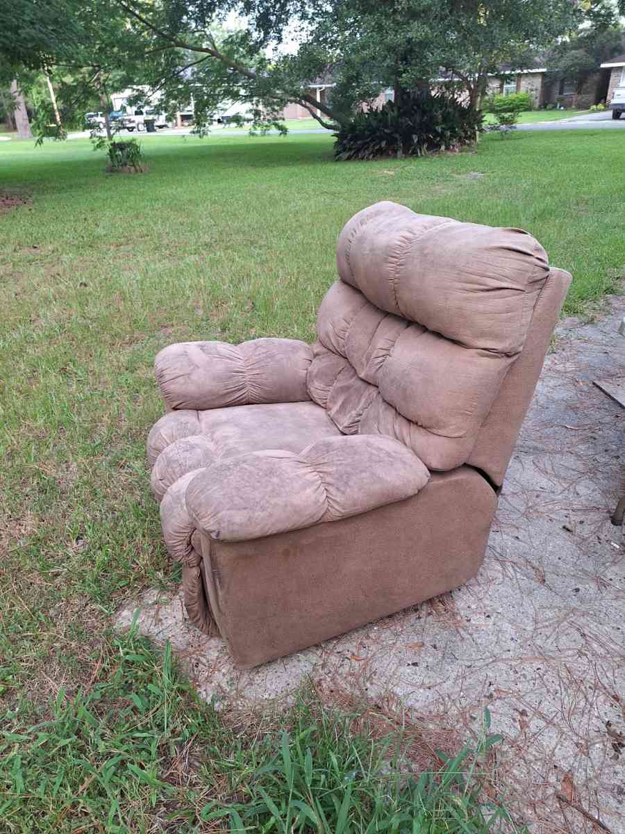 FREE LARGE RECLINER MUST PICK UP - Vidor, Texas - FleaMarketBay