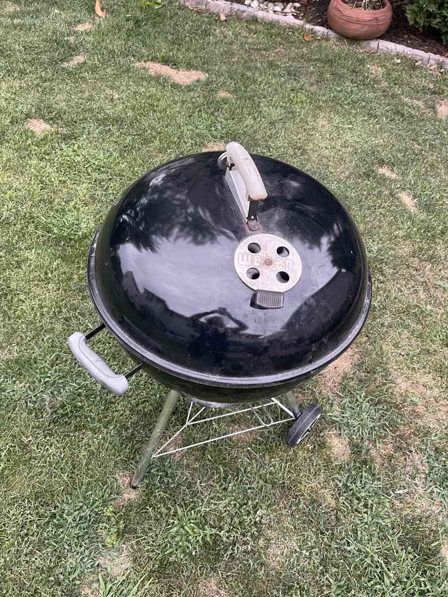 Weber 22 inch charcoal grill - Lyndhurst, New Jersey - FleaMarketBay