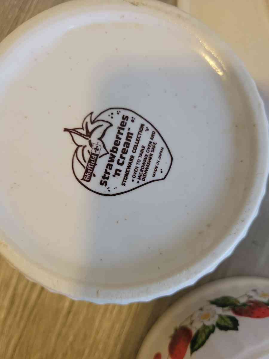 Vintage perfect condition Sheffield 11 pc Strawberries n cre - Cleveland, Ohio - FleaMarketBay
