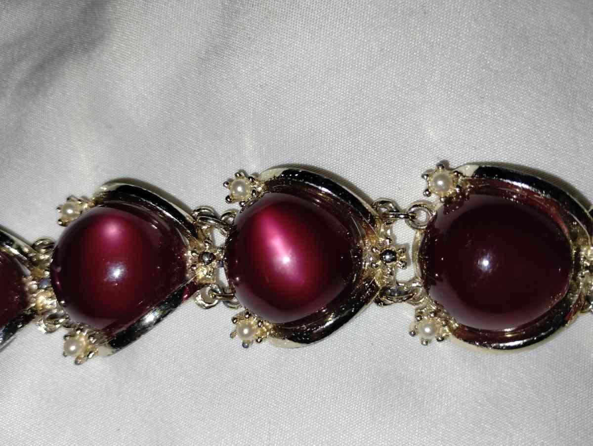 gorgeous red stone and gold bracelet - Kansas City, Missouri - FleaMarketBay