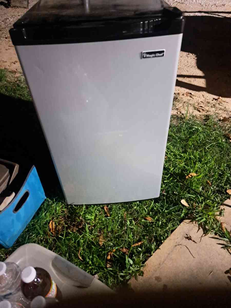 mini fridge  99 dollars or best offer - Conroe, Texas - FleaMarketBay