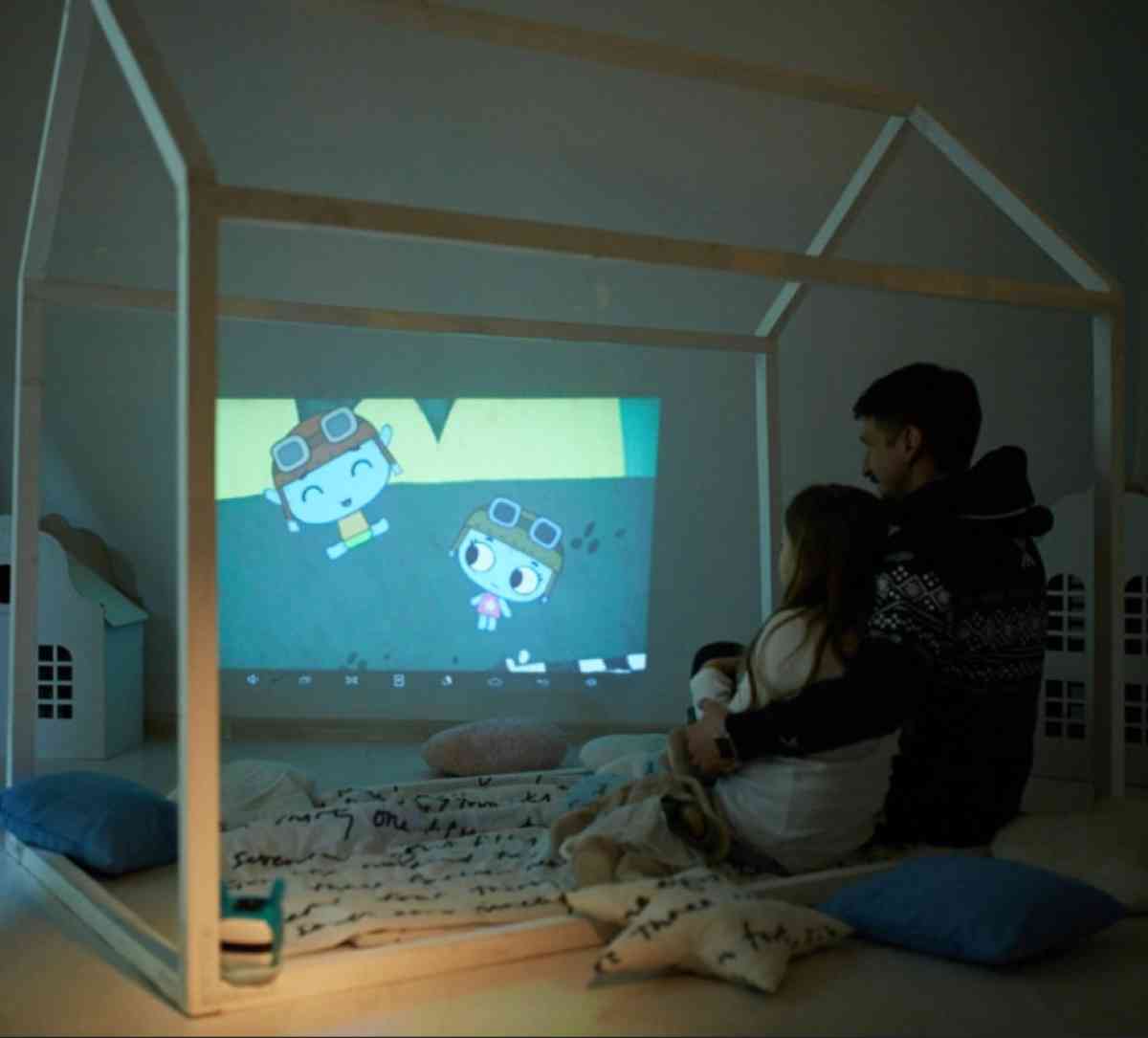 Portable projector 4k - Bronx, New York - FleaMarketBay